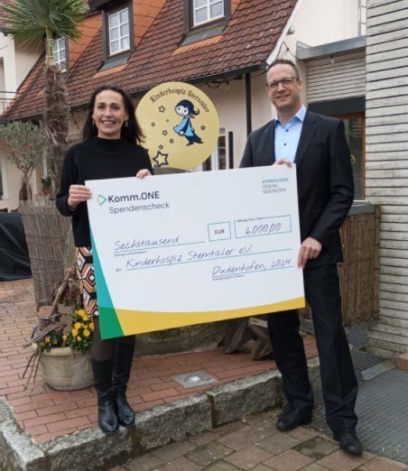 Jörg Eberle übergibt den Spendenscheck für das Kinderhospiz Sterntaler